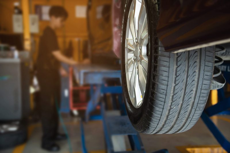 tecnico-inflando-neumatico-automovil-servicio-mantenimiento-automovil-seguridad-transporte