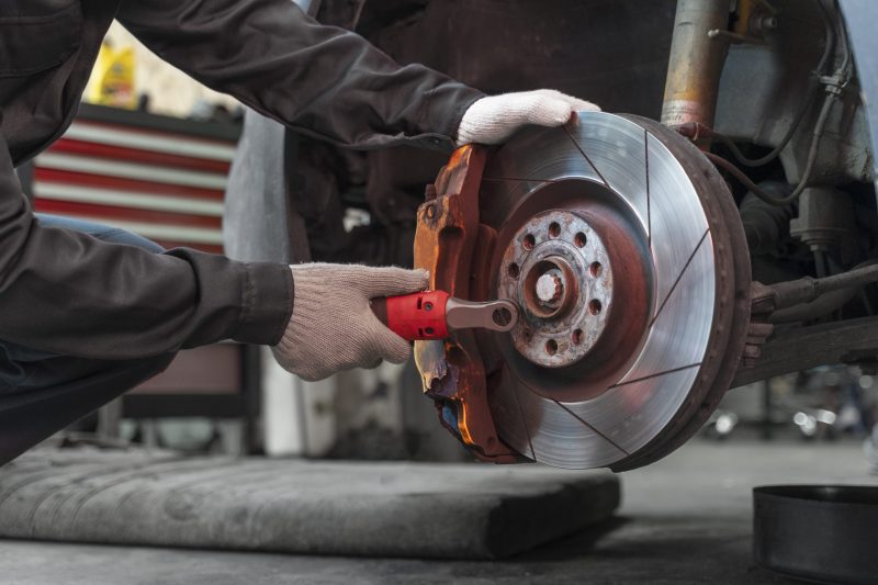 trabajador-reparando-vista-lateral-coche