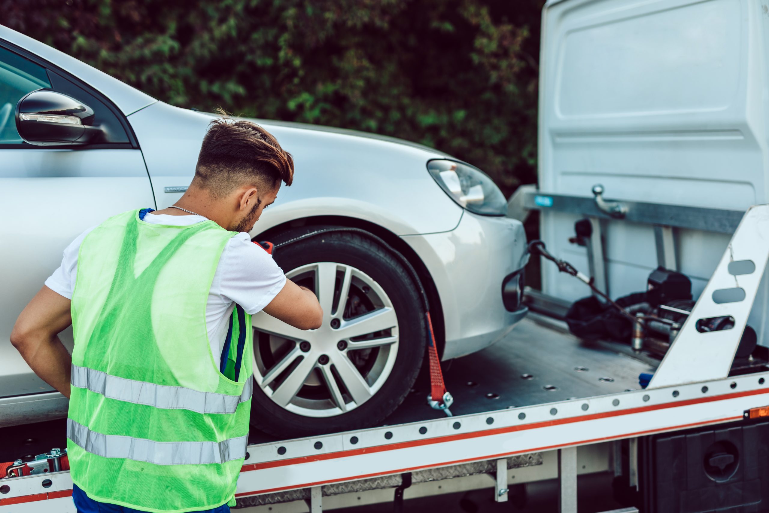 hombre-guapo-mediana-edad-que-trabaja-servicio-remolque-carretera-concepto-asistencia-carretera